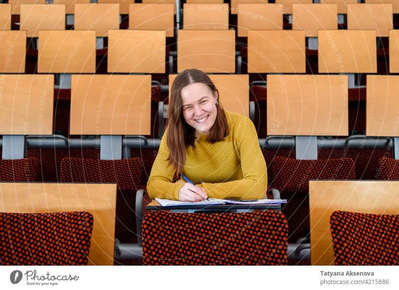 Studentin im leeren Klassenzimmer Bildung Schüler Klassenraum studierend zurück zur Schule Gymnasium Lernen Sicherheit Frau Person im Innenbereich Schutz