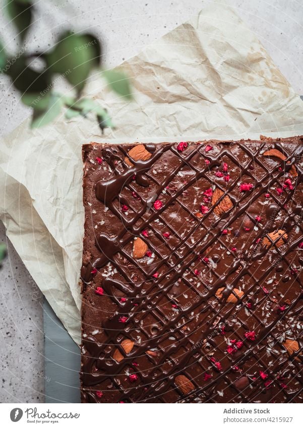 Nahaufnahme eines Stücks Schokolade mit Himbeere auf einem Tisch Snack Zucker lecker Dessert Kuchen geschmackvoll Spielfigur Kakao Feinschmecker Bestandteil