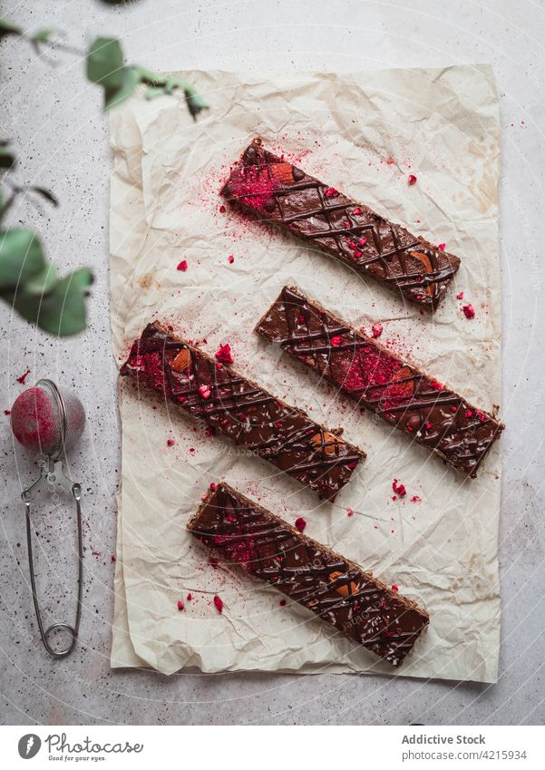 Mehrere Schokoladentafeln mit Himbeeren auf einem Tisch Dessert süß Lebensmittel Snack Kakao Bar geschmackvoll braun lecker vereinzelt Bonbon Spielfigur dunkel