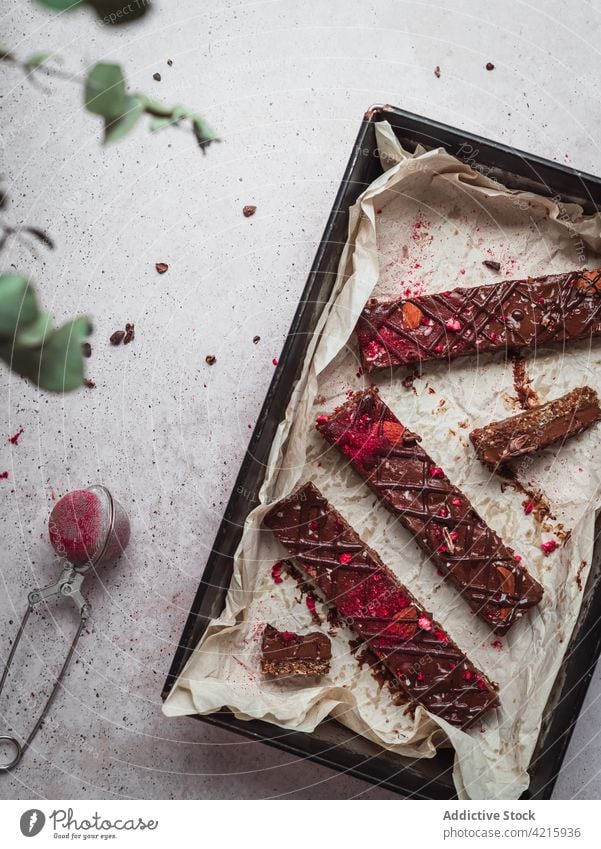 Mehrere Schokoladentafeln mit Himbeeren auf einem Tisch Dessert süß Lebensmittel Snack Kakao Bar geschmackvoll braun lecker vereinzelt Bonbon Spielfigur dunkel