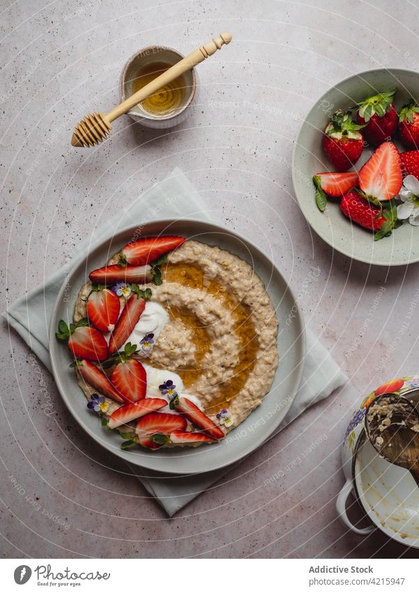 Nahaufnahme eines köstlichen Tellers mit Erdbeerbrei Lebensmittel Haferflocken Frühstück Haferbrei Gesundheit Frucht Müsli Schalen & Schüsseln Erdbeeren Snack