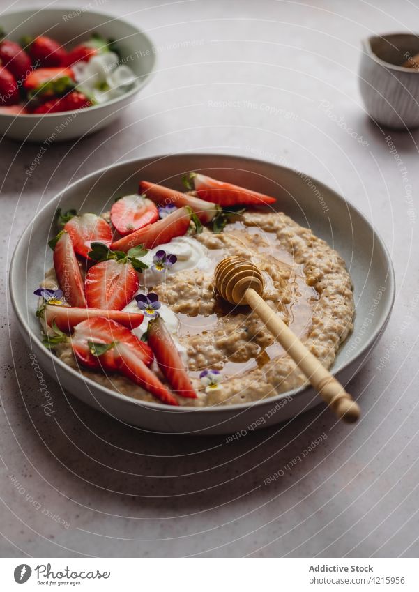 Nahaufnahme eines köstlichen Tellers mit Erdbeerbrei Lebensmittel Haferflocken Frühstück Haferbrei Gesundheit Frucht Müsli Schalen & Schüsseln Erdbeeren Snack