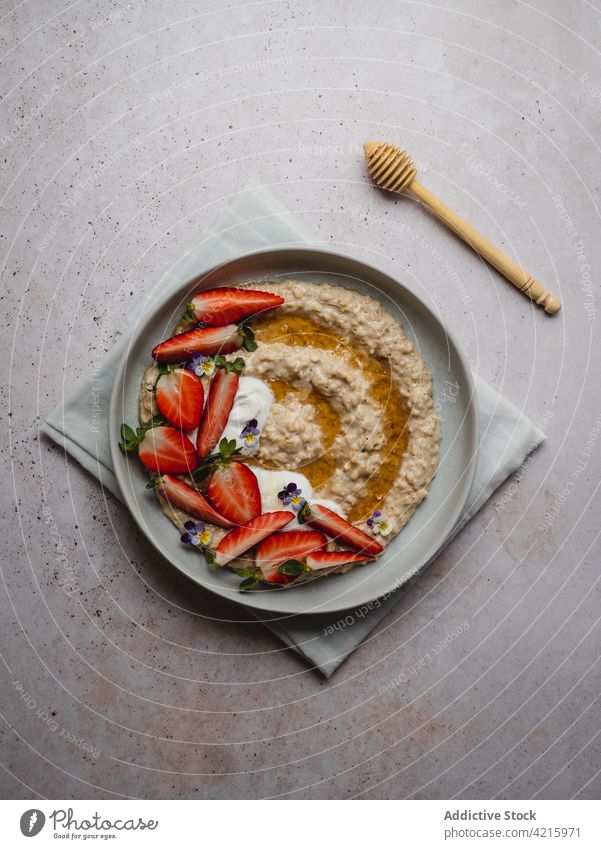 Nahaufnahme eines köstlichen Tellers mit Erdbeerbrei Lebensmittel Haferflocken Frühstück Haferbrei Gesundheit Frucht Müsli Schalen & Schüsseln Erdbeeren Morgen