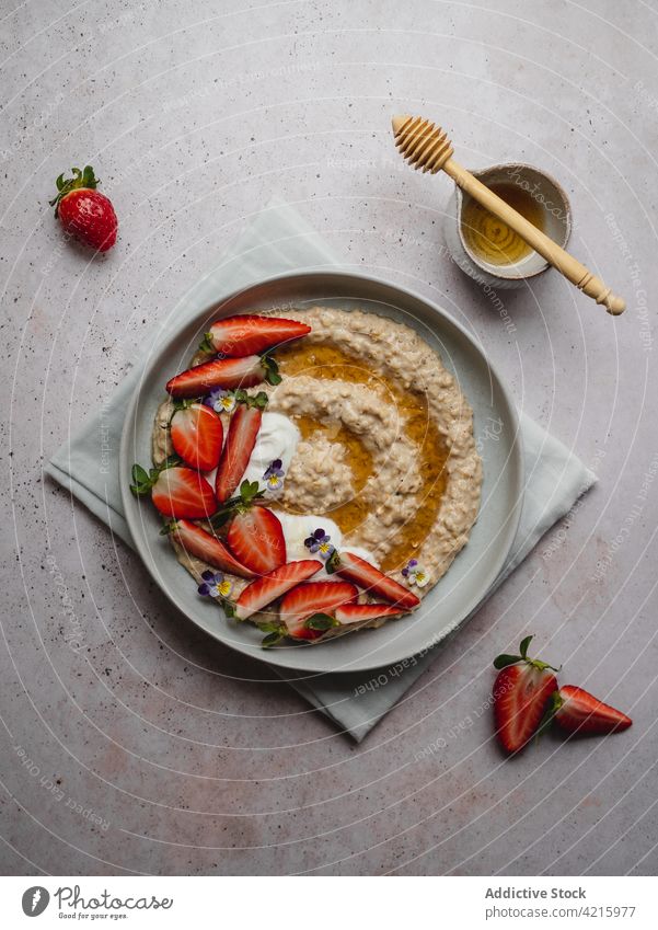 Nahaufnahme eines köstlichen Tellers mit Erdbeerbrei Lebensmittel Haferflocken Frühstück Haferbrei Gesundheit Frucht Müsli Schalen & Schüsseln Erdbeeren Morgen