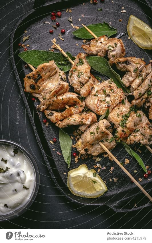 Leckeres Fleisch am Spieß auf dem Tablett Speise appetitlich dienen Spielfigur geschmackvoll Saucen Lebensmittel Mahlzeit lecker Küche Feinschmecker Bestandteil