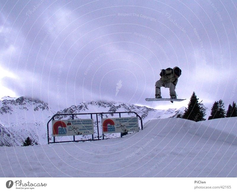 Snowboard Style Winter Schnee Snowboarding Snowboarder Wolken Außenaufnahme Farbfoto Geländer Schanze Schneehaufen Bergkette Schneebedeckte Gipfel 1 Werbung