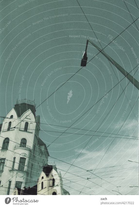 Leitungsfragen analog Scan Stadt Lomografie Dia Experiment Platz Altstadt Haus Stadtzentrum Strassenschild Turm Laterne Laternenpfahl Stromleitung