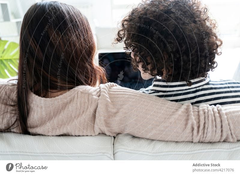 Ehepaar mit Laptop auf dem Sofa in einer Wohnung Paar sprechen Zeit verbringen Wochenende Partnerschaft Tattoo herzlich heimwärts Apparatur Gerät Netbook reden