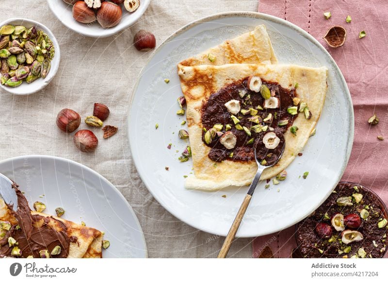 Appetitliche Crêpes mit Schokolade auf dem Teller Frühstück dienen Nut Speise Tisch Morgen selbstgemacht Dessert lecker süß geschmackvoll Lebensmittel