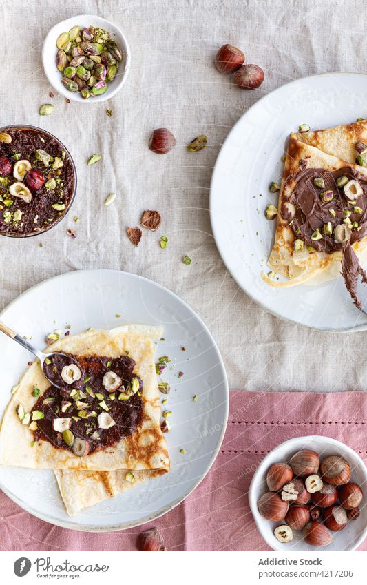 Appetitliche Crêpes mit Schokolade auf dem Teller Frühstück dienen Nut Speise Tisch Morgen selbstgemacht Dessert lecker süß geschmackvoll Lebensmittel