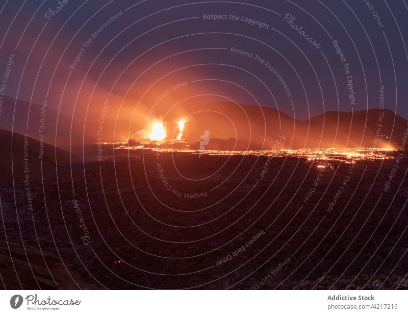 Ausbruch des Vulkans Fagradalsfjall in Island fagradalsfjall Lava Magma Rauch Berge u. Gebirge rot heiß Natur vulkanisch Eruption Krater aktiv Gefahr Geologie