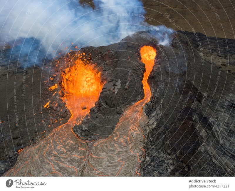 Ausbruch des Vulkans Fagradalsfjall in Island fagradalsfjall Lava Magma Rauch Berge u. Gebirge rot heiß Natur vulkanisch Eruption Krater aktiv Gefahr Geologie