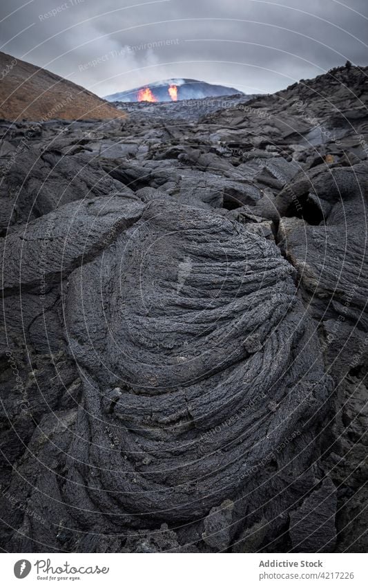 Nahaufnahme von erstarrtem Magma des Vulkans Fagradalsfjall in Island fagradalsfjall verfestigt Lava Rauch Berge u. Gebirge rot heiß Natur vulkanisch Eruption