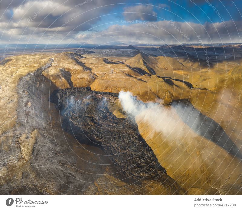 Ausbruch des Vulkans Fagradalsfjall in Island fagradalsfjall Lava Magma Rauch Berge u. Gebirge rot heiß Natur vulkanisch Eruption Krater aktiv Gefahr Geologie