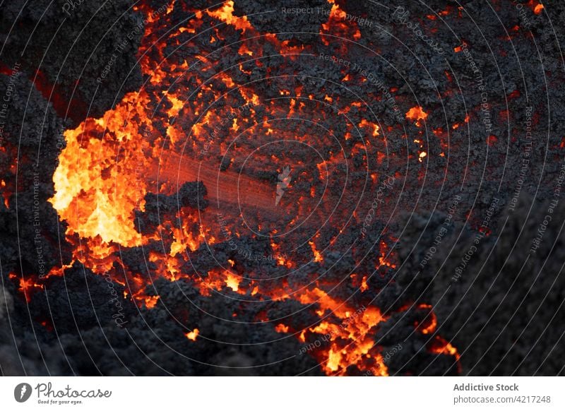 Nahaufnahme: Magma sprudelt aus dem Vulkanloch in Island fagradalsfjall Lava Berge u. Gebirge rot heiß Natur vulkanisch Eruption Krater aktiv Gefahr Geologie