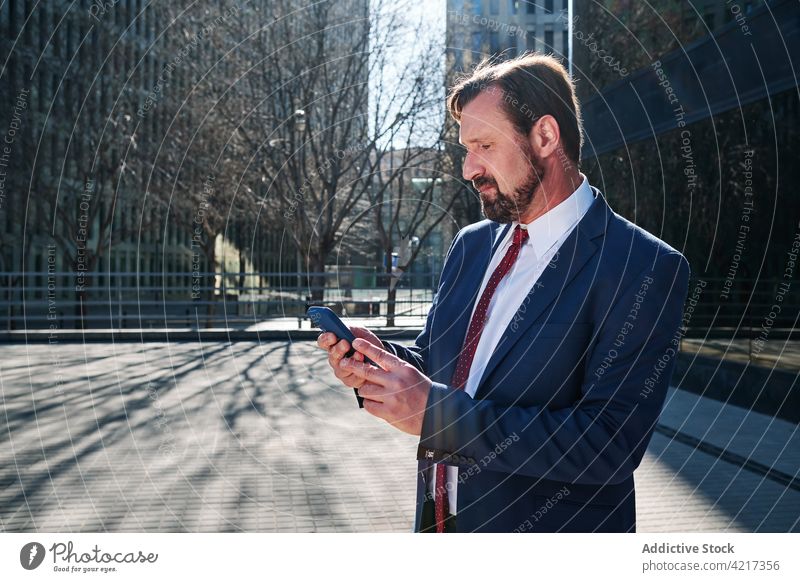 Geschäftsmann beim Surfen auf dem Smartphone in der Stadt Großstadt Browsen Exekutive Manager Stadtzentrum Unternehmer benutzend männlich Mann Mobile Apparatur