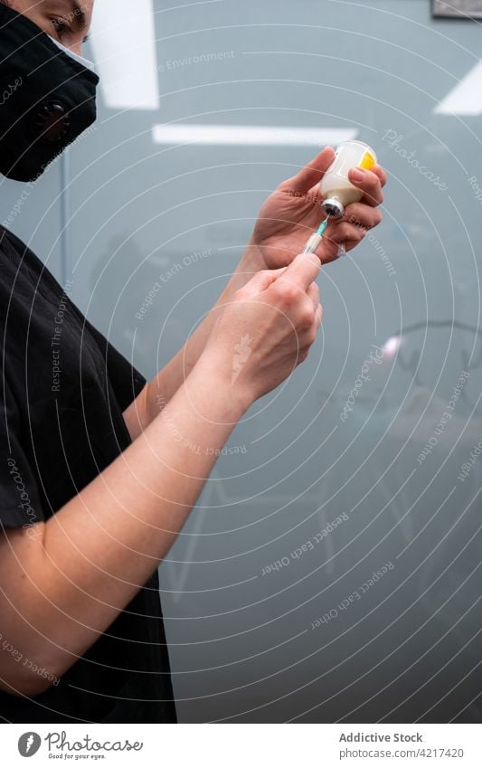 Tierärztin mit Spritze und Fläschchen bei der Arbeit in der Klinik Tierarzt nehmen Medizin Flasche Beruf medizinisch Mundschutz Substanz Frau liquide klein