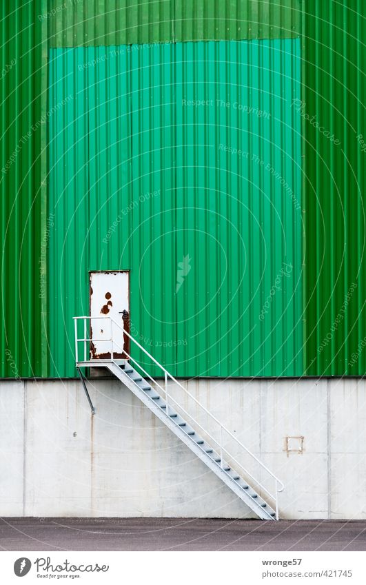 Anstrich erhofft. Industrieanlage Gebäude Silo Speicher Mauer Wand Treppe Tür grau grün Stahlblech Aufgang Autotür Rost alt Farbfoto mehrfarbig Außenaufnahme