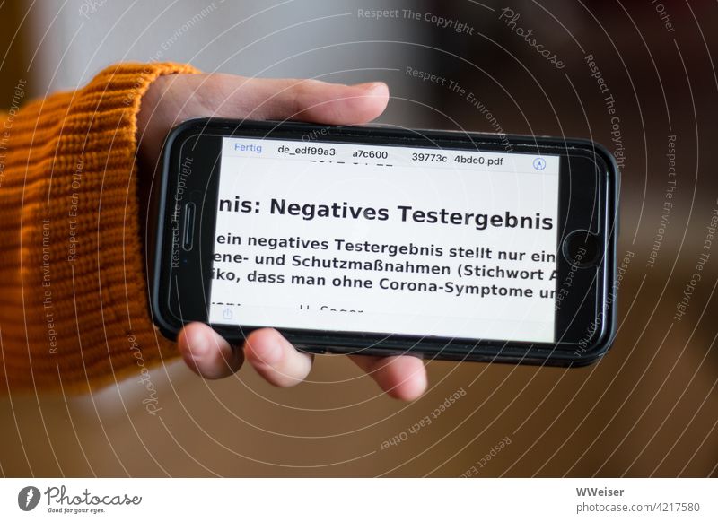 Erleichterung nach 20 Minuten: ein negatives Testergebnis! Handy Mobiltelefon Coronatest Ergebnis Covid-19 Bildschirm Nachricht smartphone Email Bestätigung