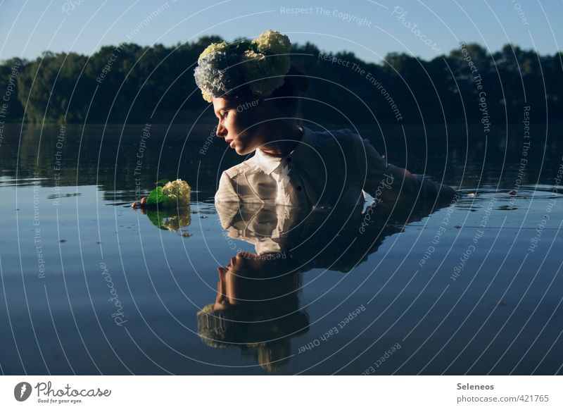 Sonnenbad Sommer Mensch feminin Frau Erwachsene 1 Umwelt Natur Wasser Himmel Wolkenloser Himmel Schönes Wetter Pflanze Baum Blume Küste Seeufer