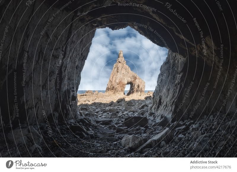 Felsformation am rauen Strand in Meeresnähe Felsen Höhle Seeküste felsig Formation sonnig Geologie Küste Asturien Spanien Campiecho-Strand Natur Umwelt Stein