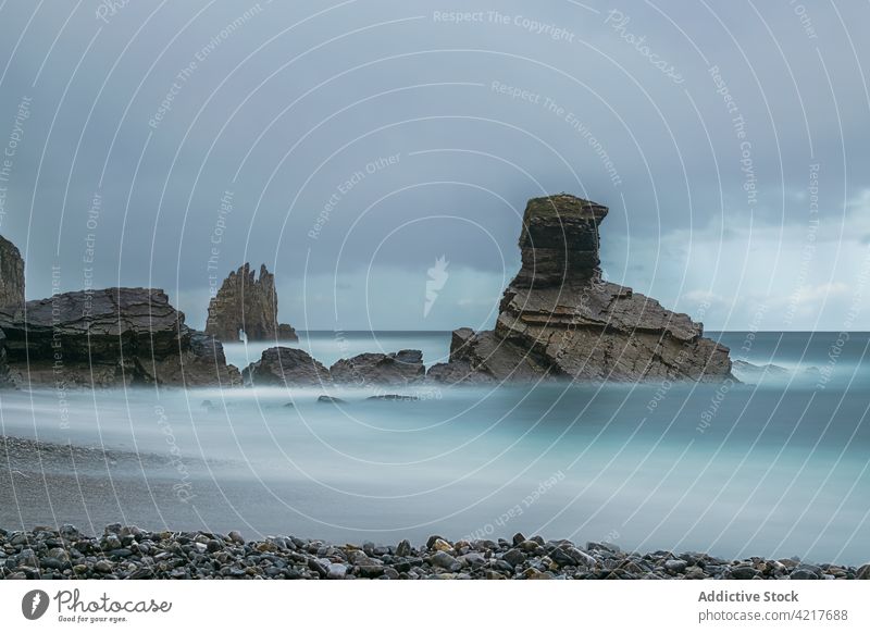 Felsen am Strand an einem bewölkten Tag MEER wolkig Landschaft Meeresufer felsig Himmel bedeckt Asturien Spanien Strand von Portizuelo Küste Ufer Wetter rau