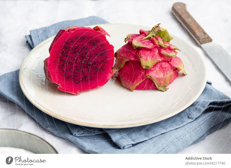 Leckere geschnittene frische Drachenfrucht auf dem Teller reif Vitamin lecker süß Zellstoff saftig tropisch exotisch geschmackvoll klein Samen rosa Farbe Stoff