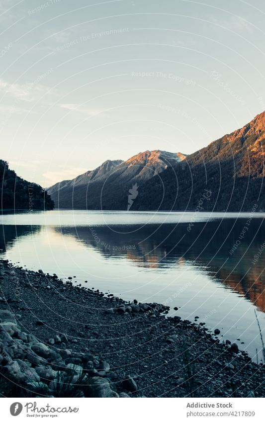 Wunderschöne Aussicht auf die Berge vor dem See Berge u. Gebirge Ambitus Landschaft Teich Wald Hochland Kamm Natur Windstille malerisch atemberaubend Rippeln