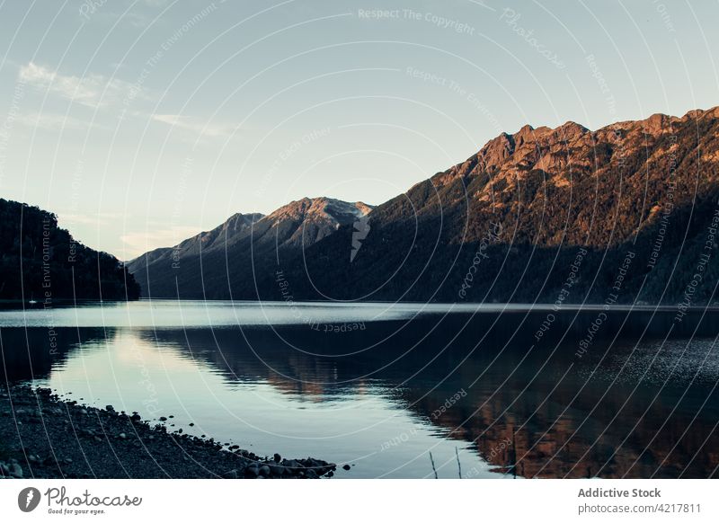 Wunderschöne Aussicht auf die Berge vor dem See Berge u. Gebirge Ambitus Landschaft Teich Wald Hochland Kamm Natur Windstille malerisch atemberaubend Rippeln