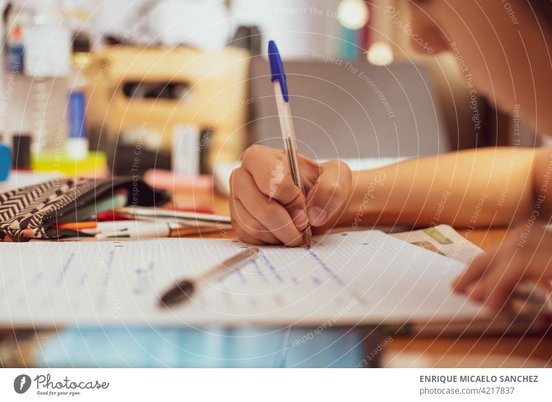 Junges Mädchen macht Schule Hausaufgaben Person im Innenbereich lernen schreibend Buch Konzentration Bildung fokussiert Kind Wissen Notebook lesen studierend