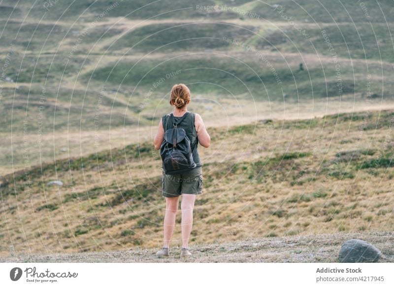 Unerkennbar reisende Frau mit Rucksack in den Bergen Wanderer Berge u. Gebirge Reisender Hochland Abenteuer bewundern Hügel Wanderung Trekking Landschaft