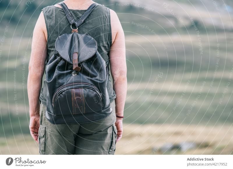 Unerkennbar reisende Frau mit Rucksack in den Bergen Wanderer Berge u. Gebirge Reisender Hochland Abenteuer bewundern Hügel Wanderung Trekking Landschaft