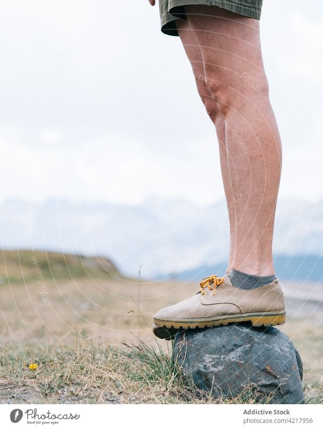 Crop Wanderin stehend auf Stein in der Natur Frau Wanderer Stiefel Felsen Trekking reisen Abenteuer Freiheit Ausflug Wanderung erkunden Tourist Reise Reisender