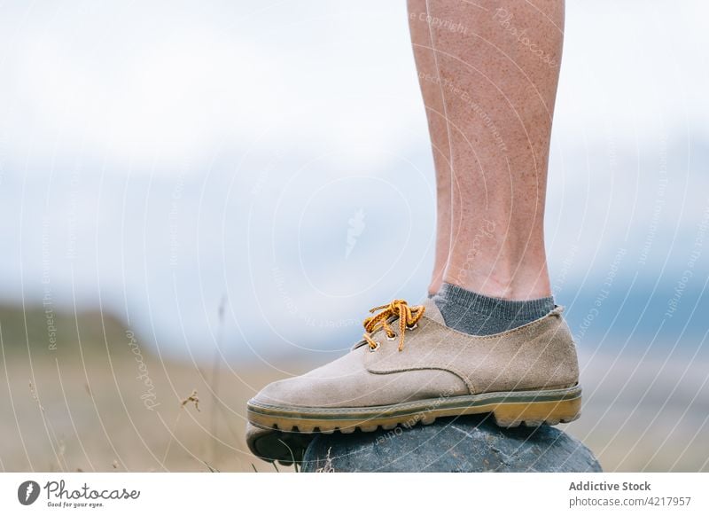 Crop Wanderin stehend auf Stein in der Natur Frau Wanderer Stiefel Felsen Trekking reisen Abenteuer Freiheit Ausflug Wanderung erkunden Tourist Reise Reisender