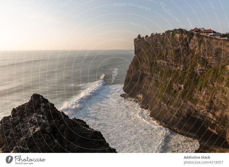 Felsige Klippe, umspült von schäumendem Meer in malerischer Natur MEER wellig felsig platschen Dämmerung Seeküste Rippeln rau Meereslandschaft Wasser