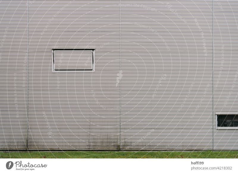 Lüftungsluke auf grauer Wellblechwand Luke Metallfassade Wellblechfassade Minimalismus Industrielle Fassade Lager Lagerhalle Industriefotografie Design Linie