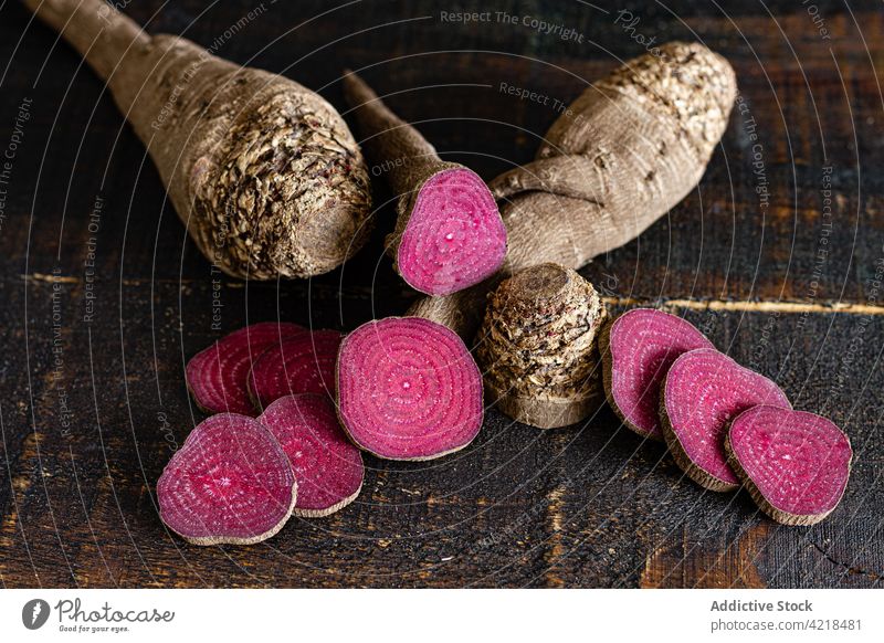 Reife Rote Bete in Scheiben geschnitten auf dem Holztisch Rote Beete Gemüse organisch reif Bestandteil Zusammensetzung Produkt Koch Ernte Lebensmittelgeschäft