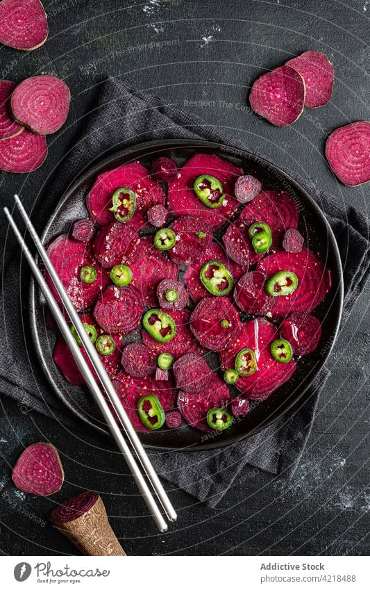 Rote-Bete-Scheiben auf einem Backblech gehäuft Rote Beete Gemüse Pfanne backen Essstäbchen geschnitten Koch Prozess Jalapeno appetitlich Salatbeilage reif