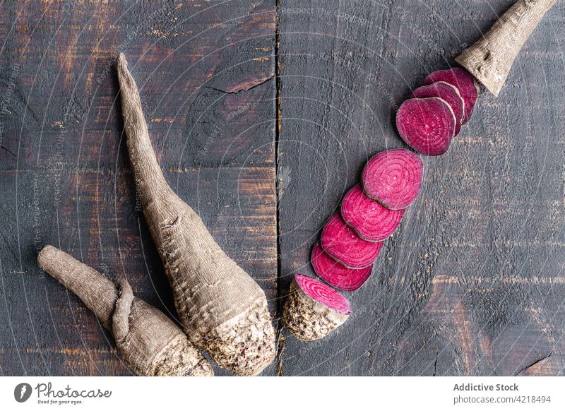 Reife Rote Bete in Scheiben geschnitten auf dem Holztisch Rote Beete Gemüse organisch reif Bestandteil Zusammensetzung Produkt Koch Ernte Lebensmittelgeschäft