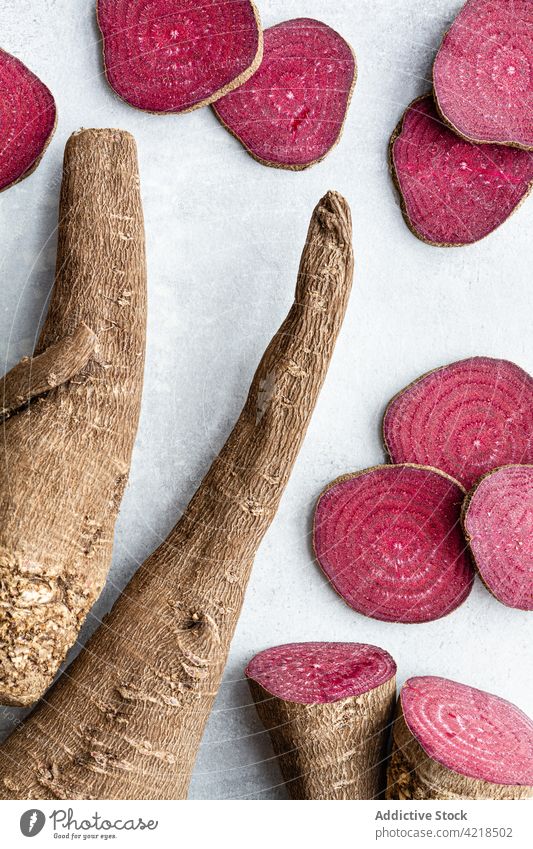 Reife Rote Bete in Scheiben geschnitten auf weißem Tisch Rote Beete Gemüse organisch reif Bestandteil Zusammensetzung Produkt Koch Ernte Lebensmittelgeschäft