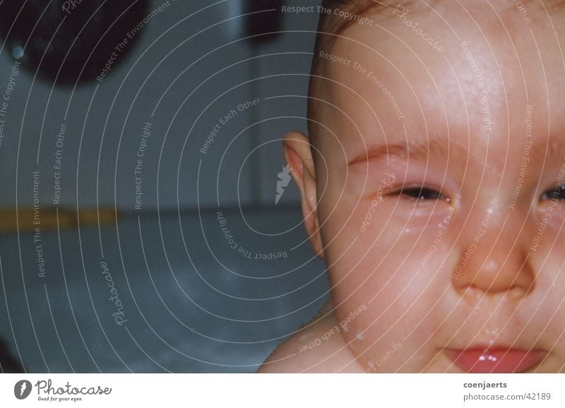 Baby Überm Wasser Kind Mensch lustig Schwimmen & Baden