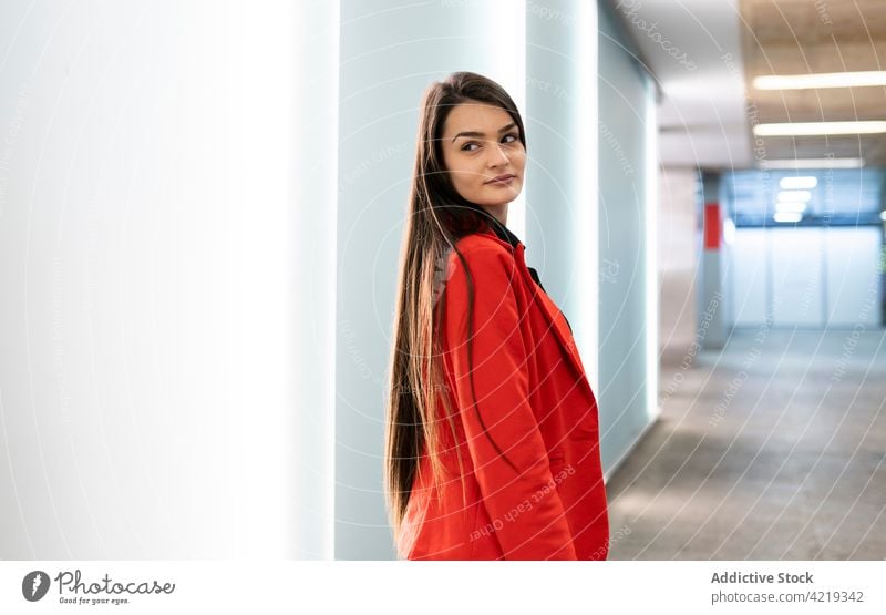 Trendy Frau steht in der Nähe von beleuchteten Wand im Einkaufszentrum Werkstatt Zentrum Kaufhof Stil trendy Outfit leuchten glühen Flur Gang Durchgang Käufer