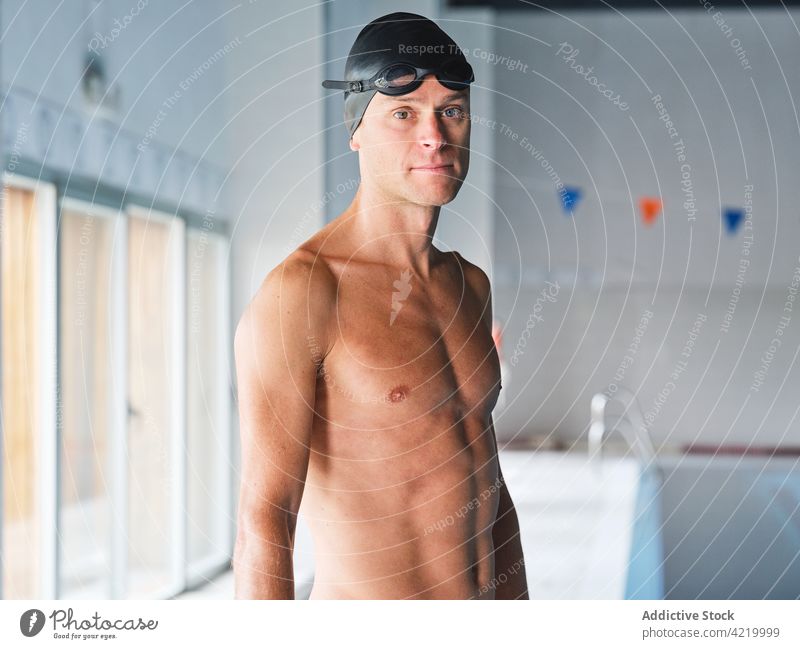 Entschlossener Sportler mit Schutzbrille beim Training Schwimmer Bestimmen Sie Motivation muskulös Mann Porträt professionell Badekappe ernst selbstbewusst