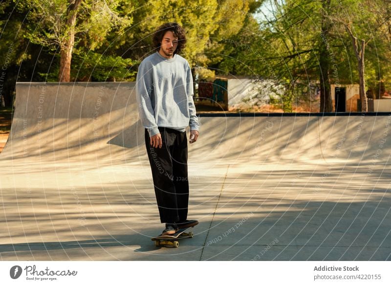 Skater Mann im Stadtpark jung Schlittschuhlaufen Skateboard Skatepark Junge Halfpipe Sport aktiv Spielplatz Straße Sweatshirt Kopierbereich Jugend Aktion Spaß