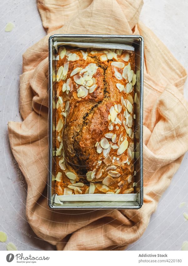 Süßer gebackener Kuchen mit Mandelblättchen auf dem Tisch Schuppen süß Dessert Bäckerei Formular Leckerbissen lecker Lebensmittel kulinarisch frisch Bestandteil