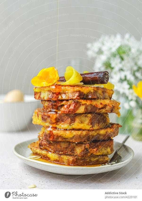 Leckere französische Toasts mit Honig auf dem Teller French Toast Haufen Zuprosten Frühstück Liebling eingießen süß Dessert Leckerbissen Morgen Tisch