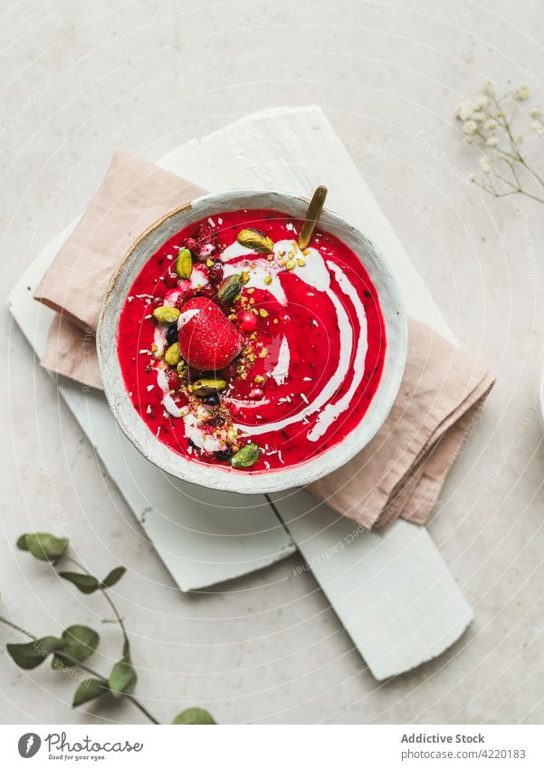 Leckere kalte Beerensuppe in einer Schüssel auf dem Tisch Suppe Dessert süß rot dienen Schalen & Schüsseln Leckerbissen Lebensmittel Küche geschmackvoll