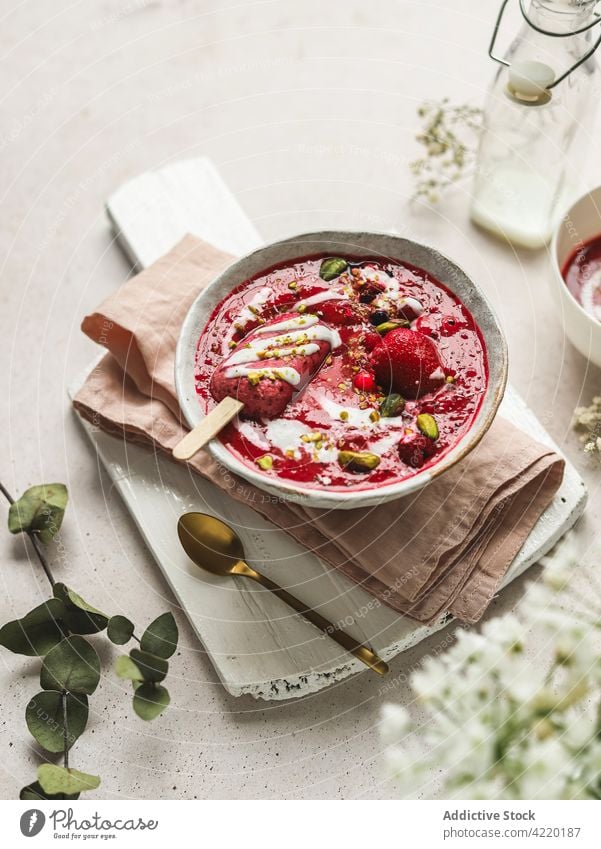 Leckere Smoothie-Bowl mit Eis am Stiel und Pistazien zum Frühstück Beeren Stieleis Dessert gesunde Ernährung Leckerbissen süß lecker Schalen & Schüsseln Joghurt