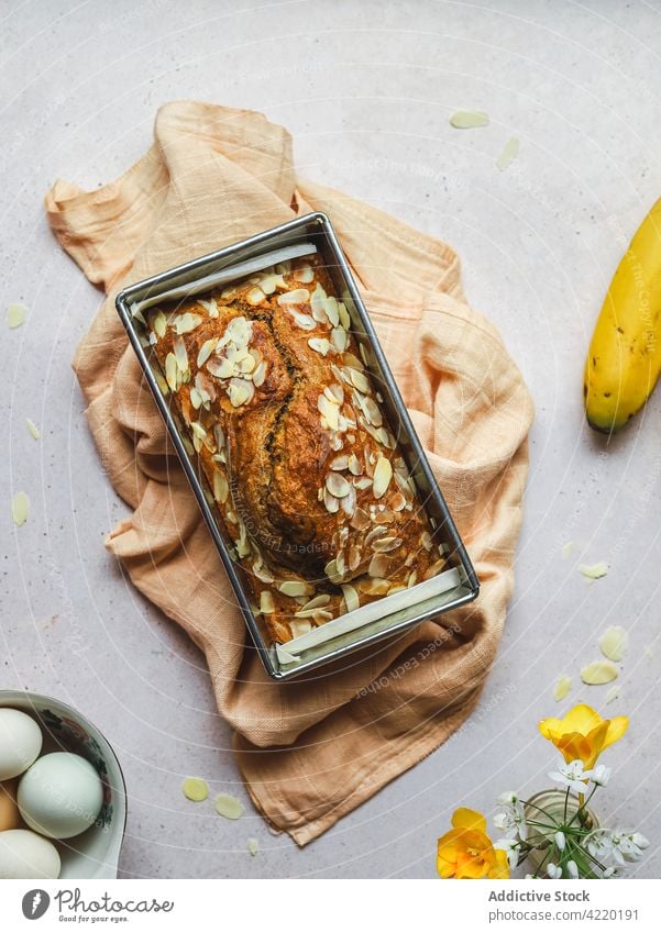 Süßer gebackener Kuchen mit Mandelblättchen auf dem Tisch Schuppen süß Dessert Bäckerei Formular Leckerbissen lecker Lebensmittel kulinarisch frisch Bestandteil