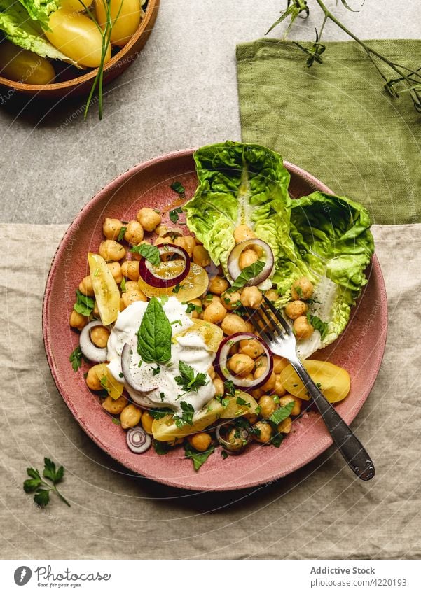 Leckere Kichererbsen mit Käse und Gemüse auf dem Teller Speise Burrata appetitlich dienen Tisch Lebensmittel lecker Küche Mahlzeit geschmackvoll Feinschmecker